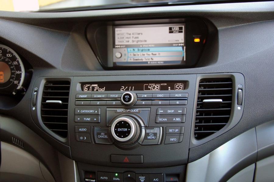 Детали интерьера Acura TSX 2008 года  (фото 9 из 210)